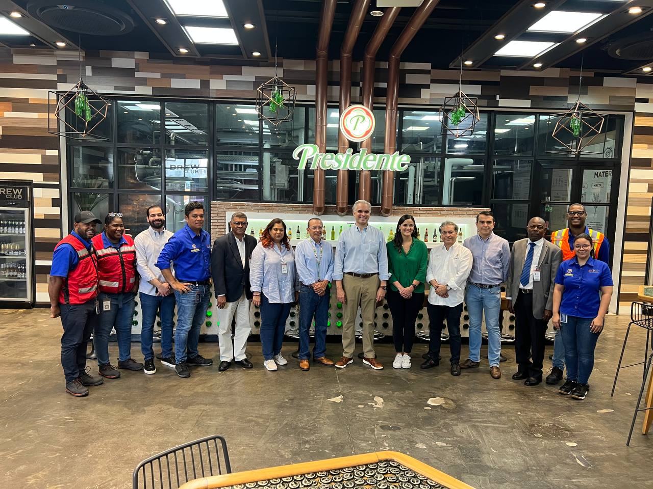 Ministro de Trabajo visita empresa Cervecería Nacional Dominicana